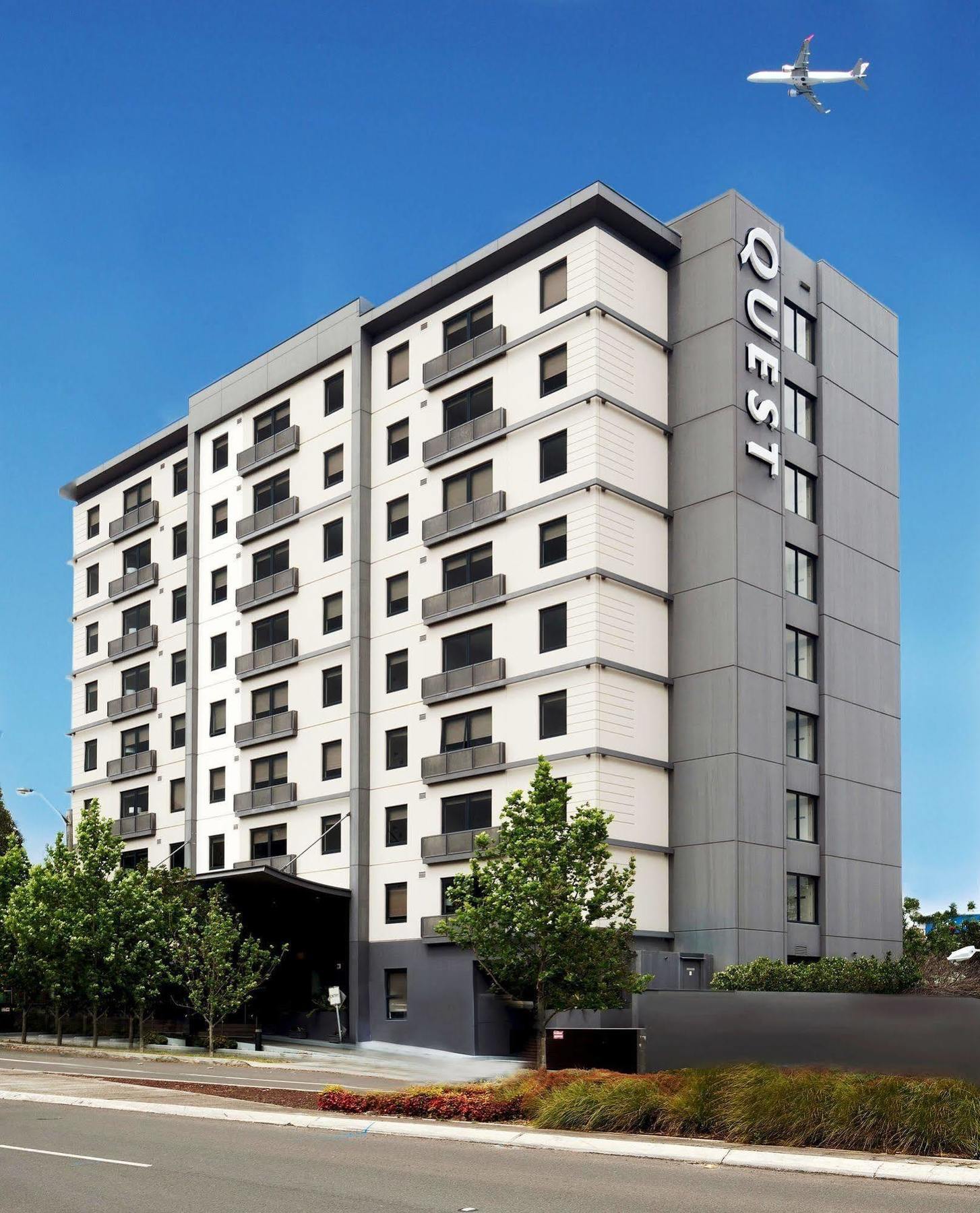 Quest Mascot Serviced Apartments ภายนอก รูปภาพ